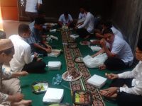 Pembacaan Yasin dan doa untuk Alm.  H. Bahar Kasuba di Masjid Sekolah